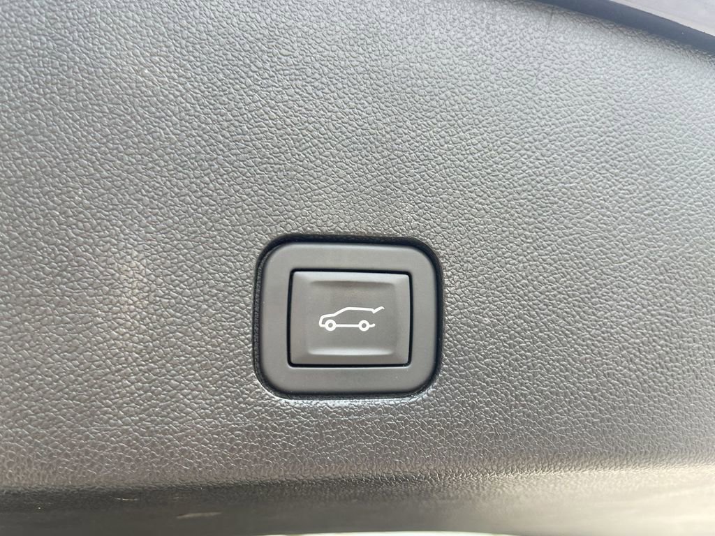 Certified 2025 Cadillac XT6 Premium Luxury image 16