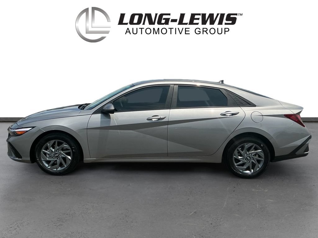 Used 2024 Hyundai Elantra SEL FWD image 2