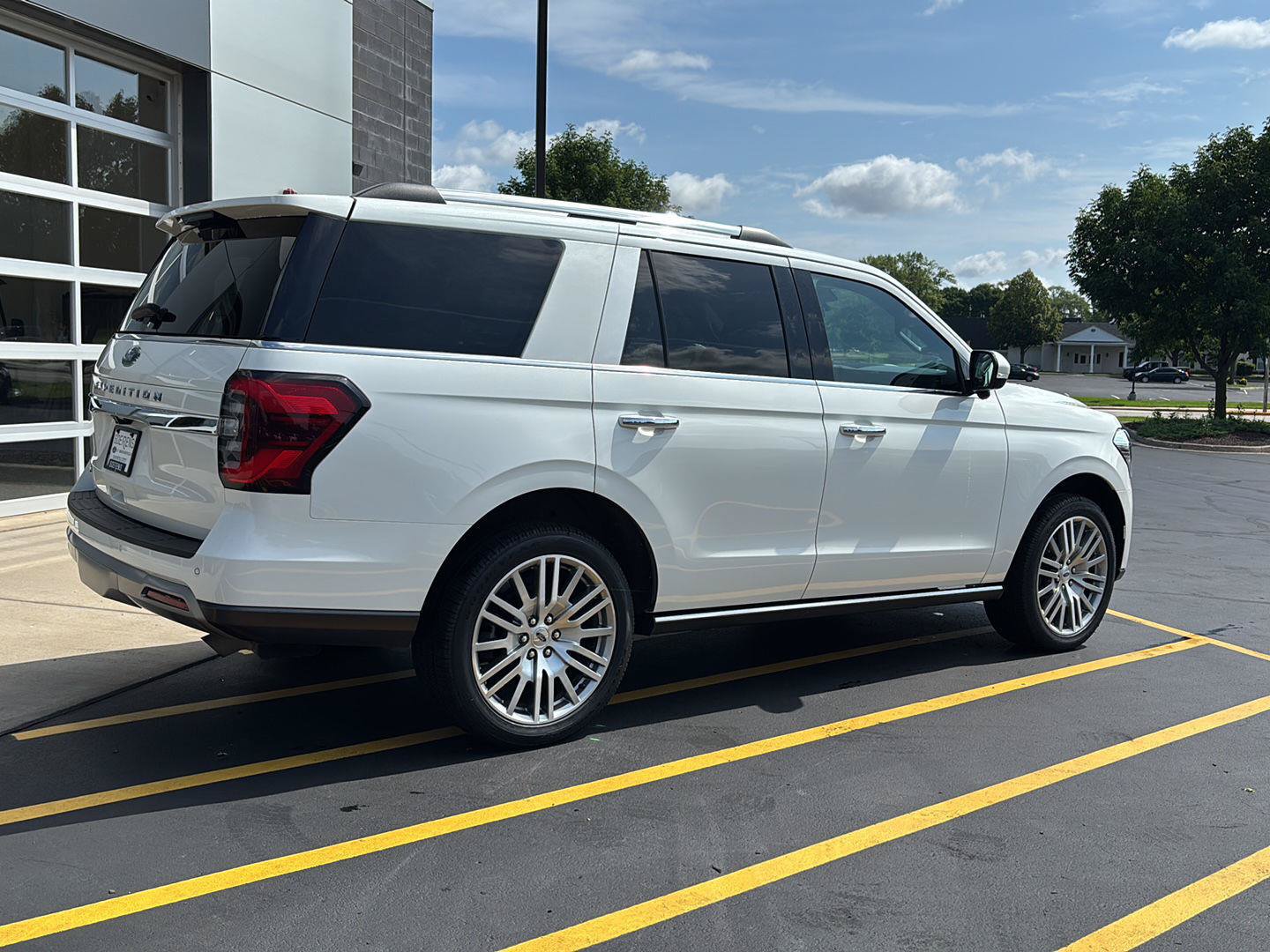 Used 2023 Ford Expedition Limited AWD/4WD image 6