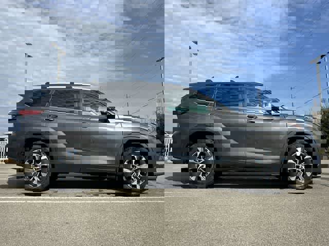 Used 2023 Toyota Highlander XLE image 3