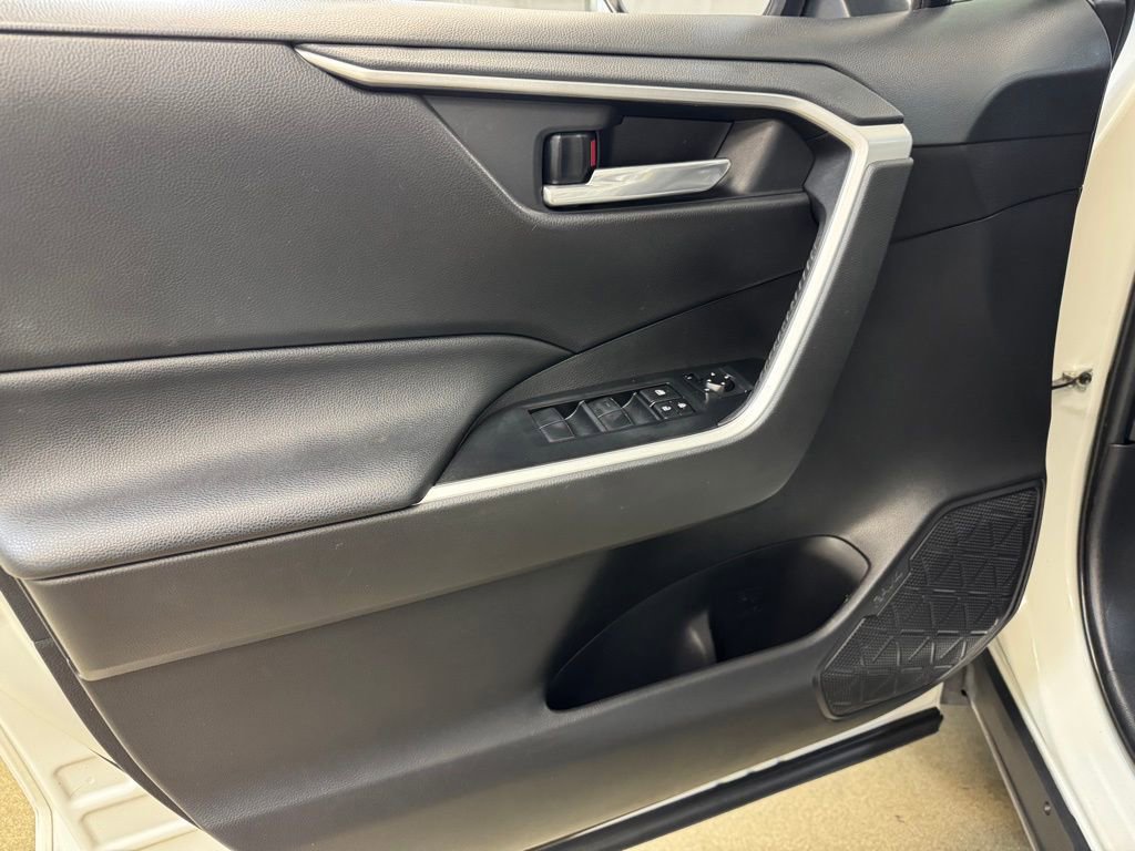 Used 2020 Toyota RAV4 XLE w/ Convenience Package image 8