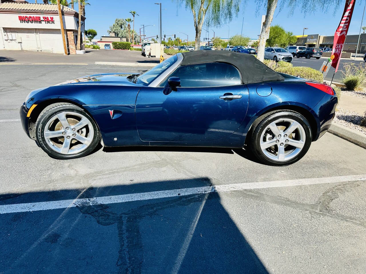 Used 2006 Pontiac Solstice Convertible w/ Premium Package RWD image 4