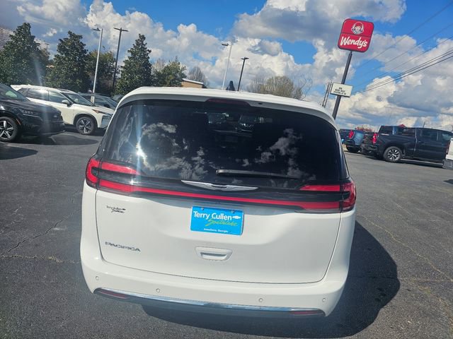 Used 2025 Chrysler Pacifica Select image 7