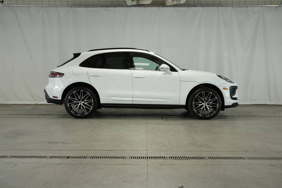 Certified 2025 Porsche Macan AWD/4WD image 8