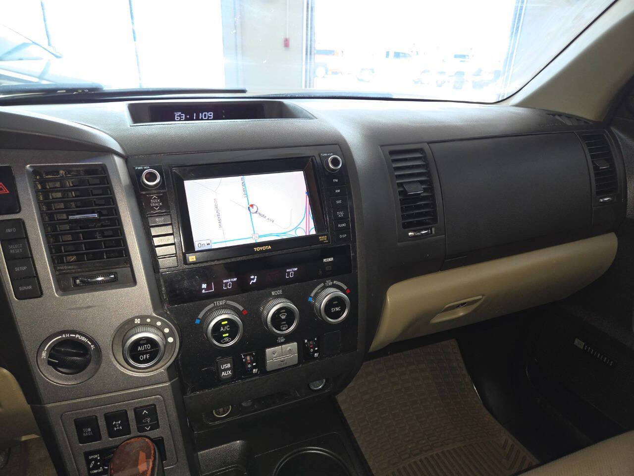 Used 2011 Toyota Sequoia Platinum AWD/4WD image 37