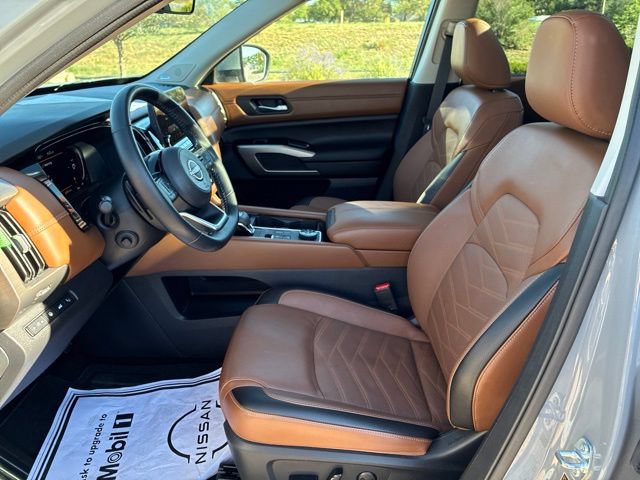 Used 2025 Nissan Pathfinder Platinum AWD/4WD image 13