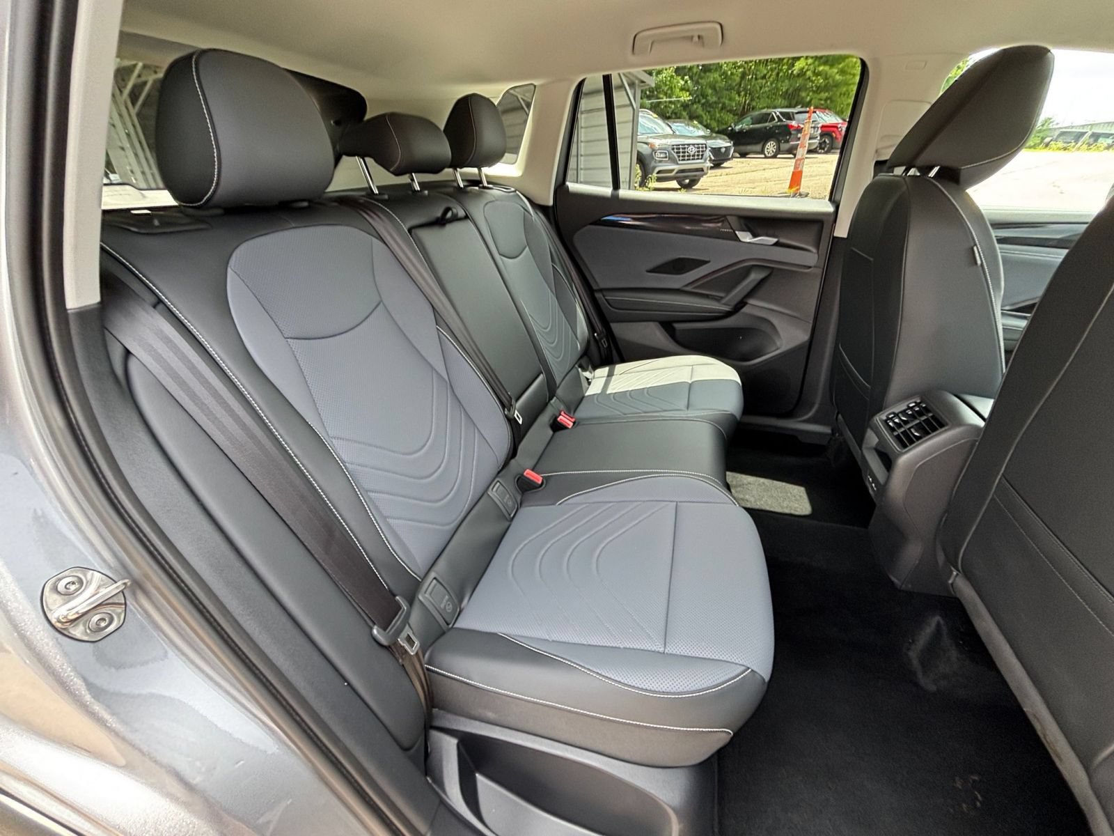 Used 2026 Volkswagen Tiguan SE AWD/4WD image 36