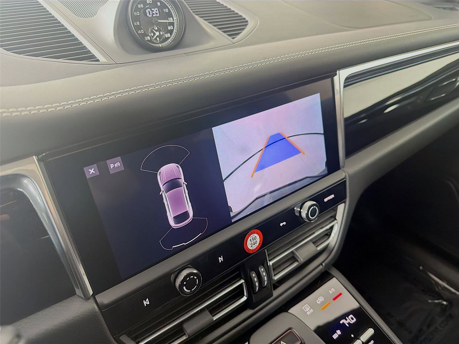 Certified 2025 Porsche Macan image 17