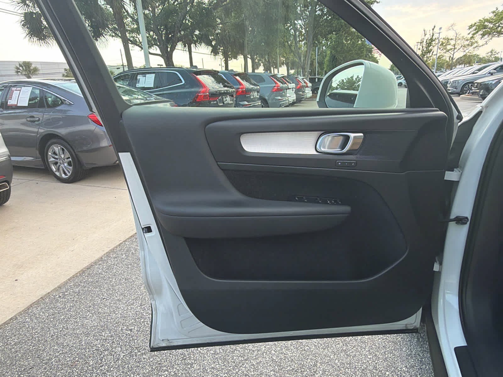 Used 2020 Volvo XC40 T5 Momentum w/ Protection Package Premier AWD/4WD image 24