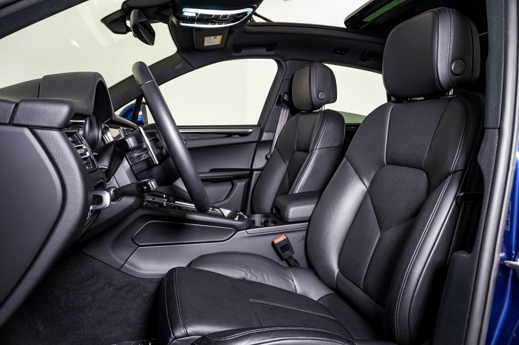Certified 2025 Porsche Macan image 5
