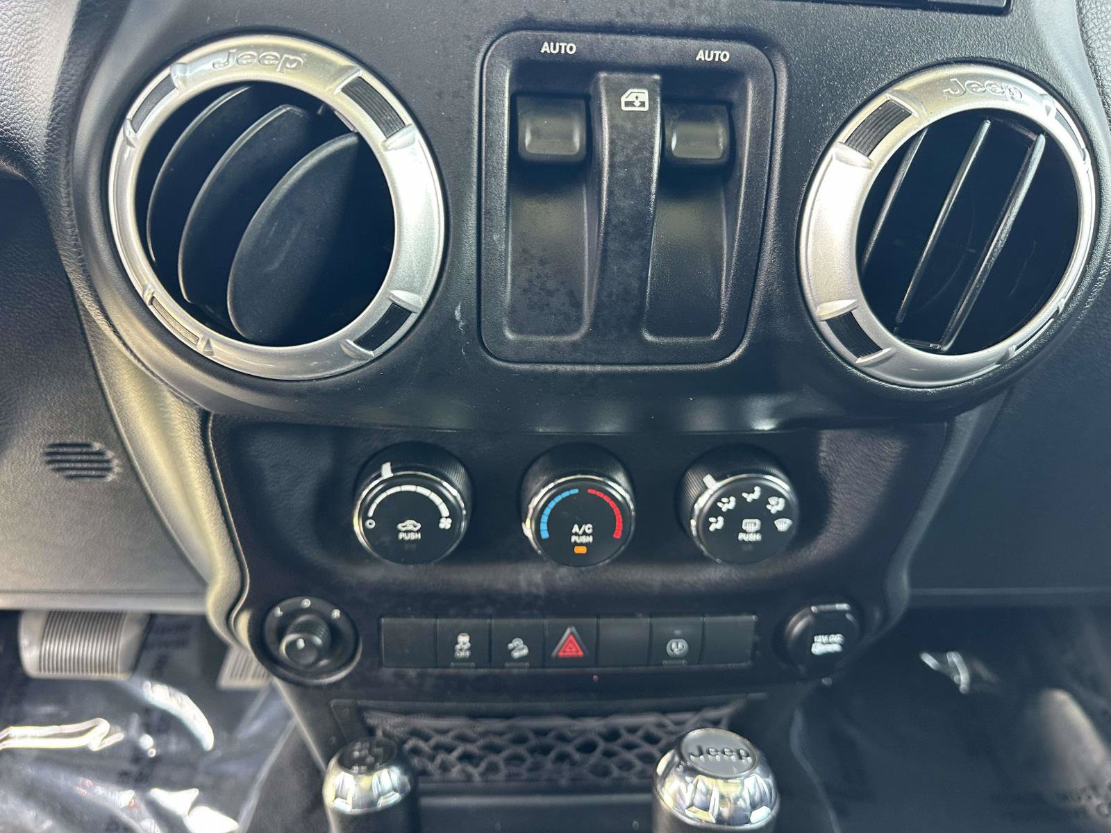 Used 2015 Jeep Wrangler Sahara w/ Connectivity Group AWD/4WD image 10