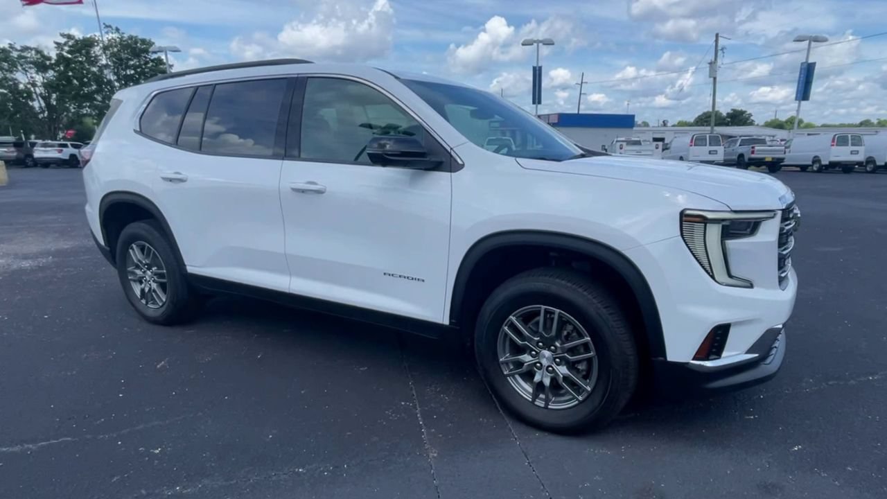 Used 2025 GMC Acadia Elevation FWD image 2