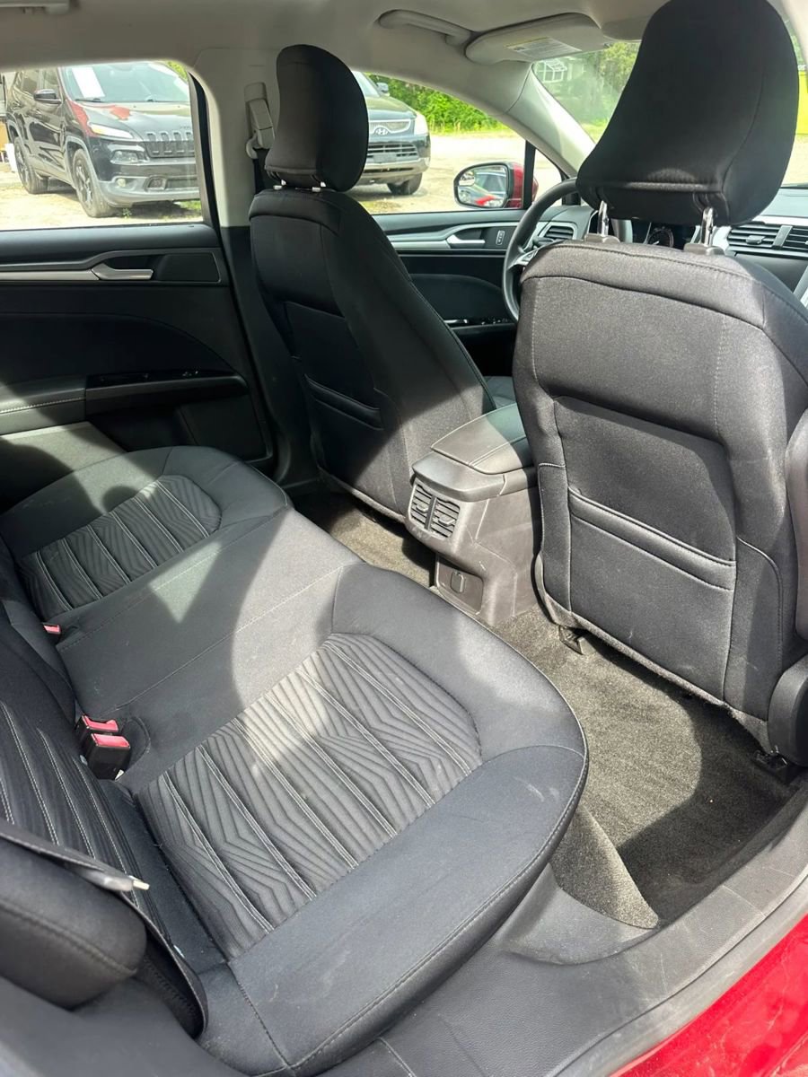 Used 2016 Ford Fusion SE FWD image 12