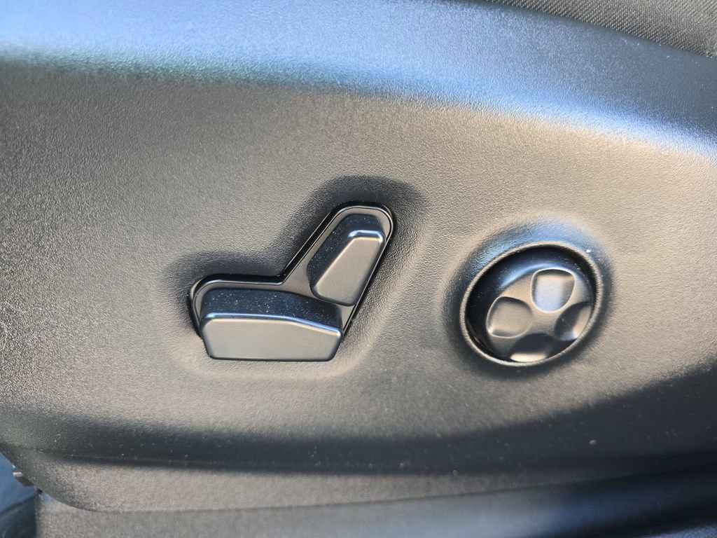 Used 2025 Chrysler Pacifica Limited FWD image 31