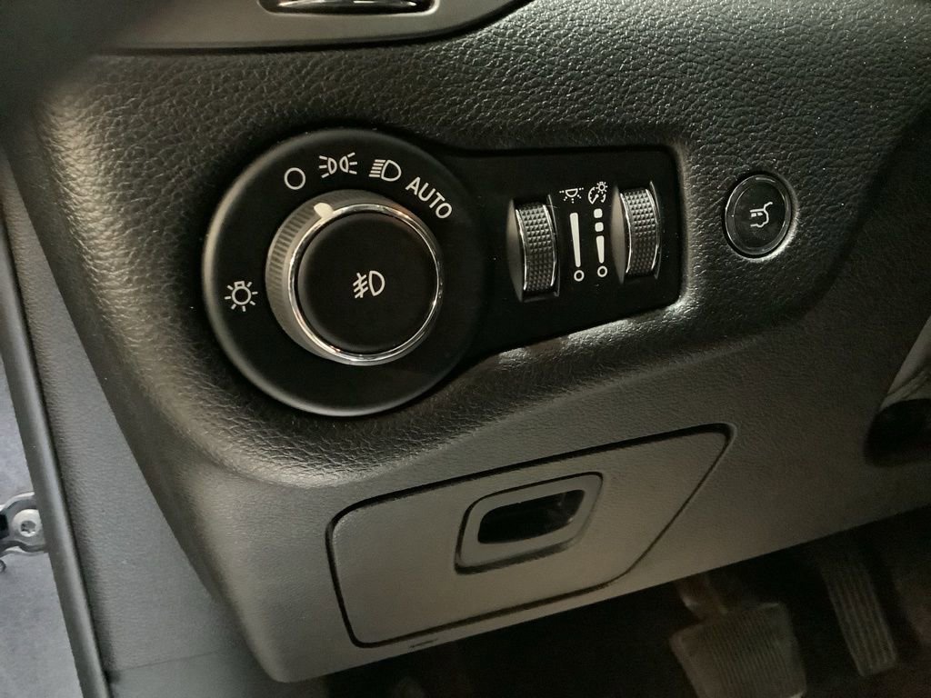 Used 2019 Jeep Cherokee Limited image 24