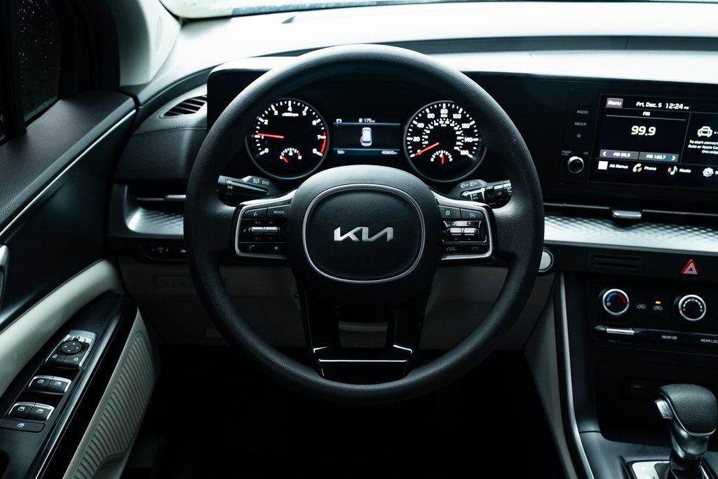 Used 2024 Kia Carnival LX FWD image 11