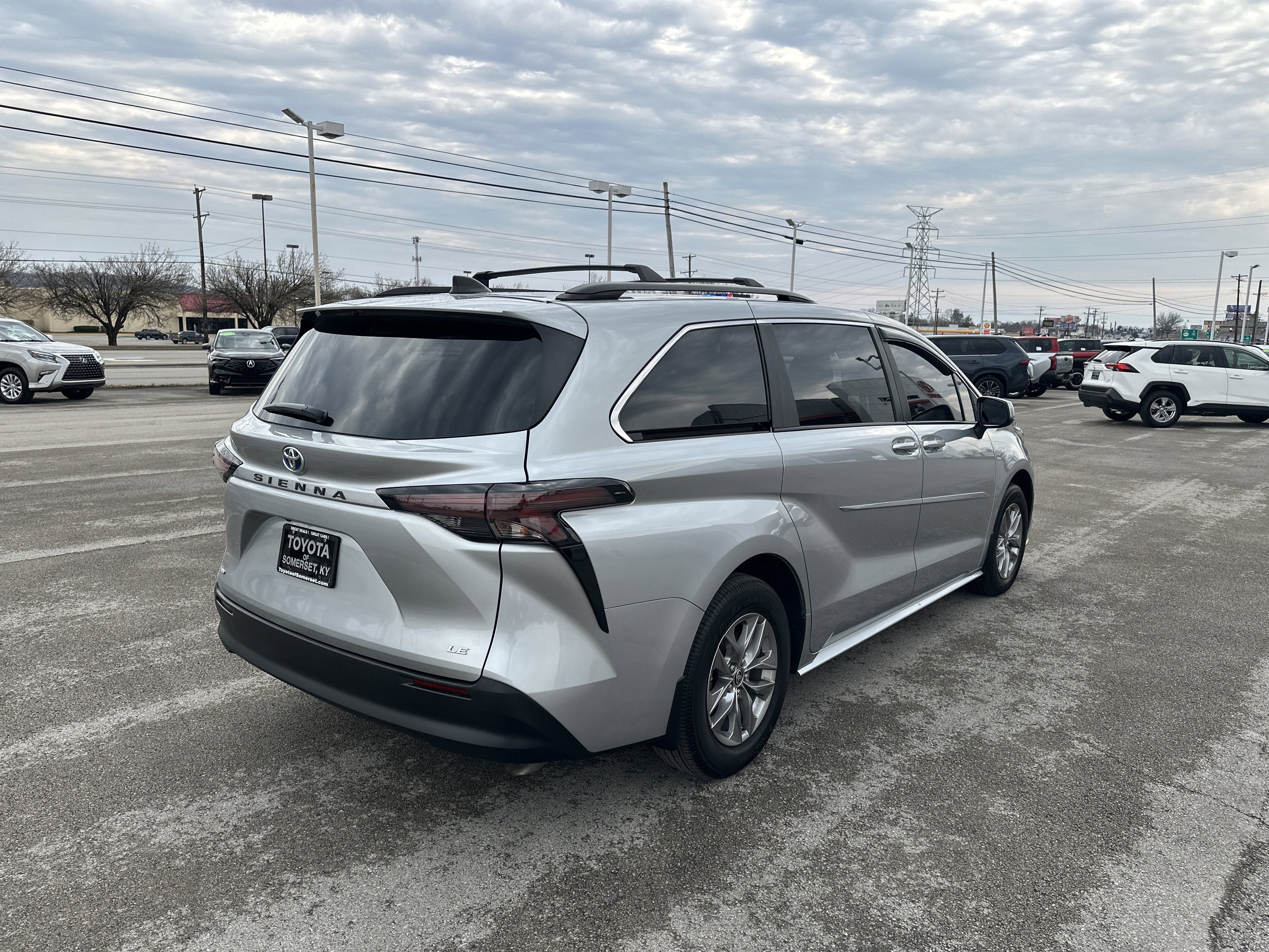 Used 2025 Toyota Sienna LE image 5