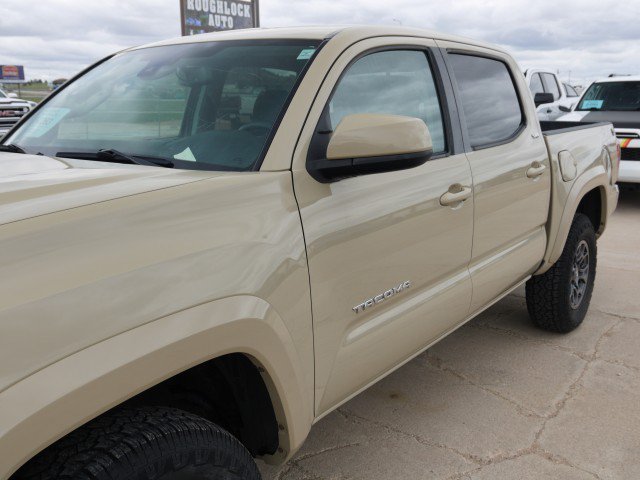 Used 2018 Toyota Tacoma SR5 AWD/4WD image 8