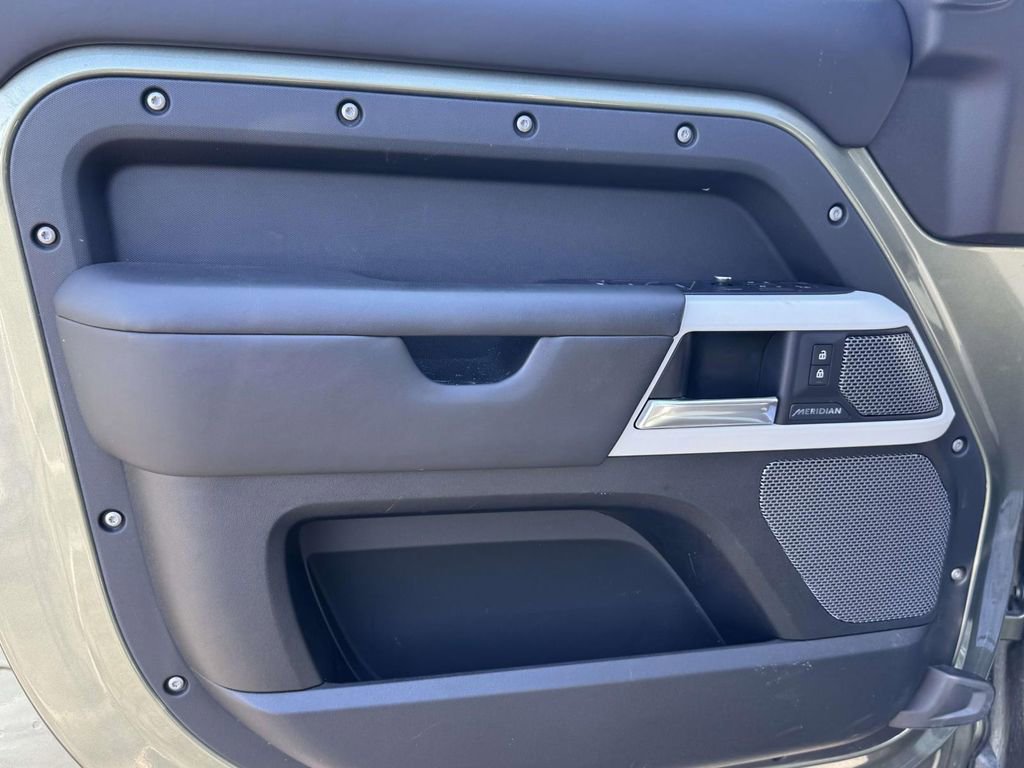 Used 2020 Land Rover Defender 110 SE image 13