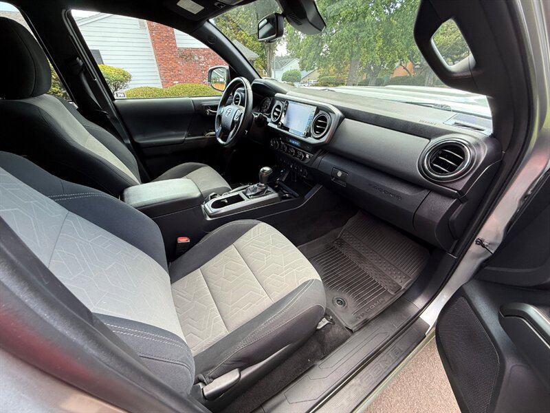 Used 2022 Toyota Tacoma TRD Sport w/ Technology Package image 11