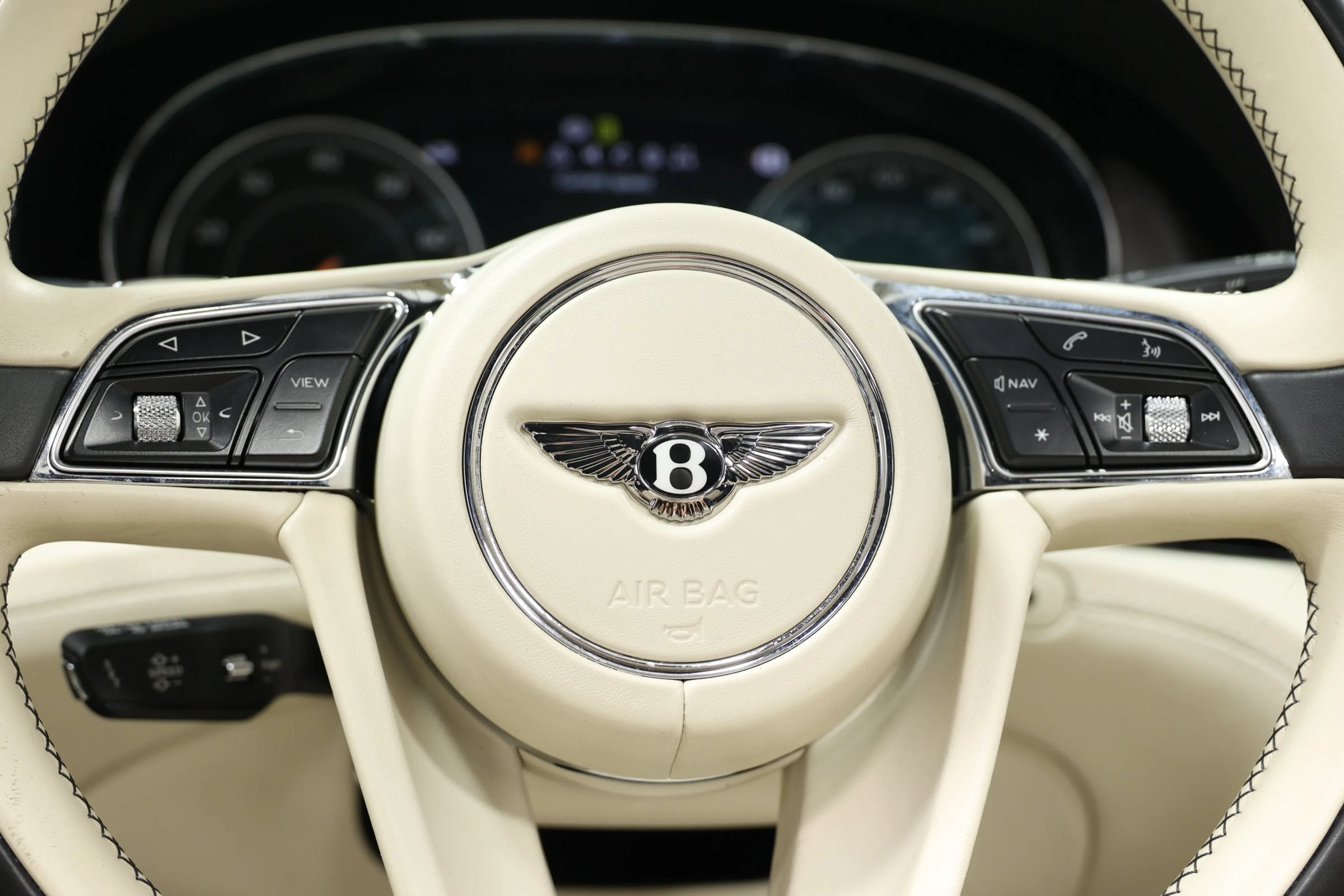 Used 2017 Bentley Bentayga AWD/4WD image 28