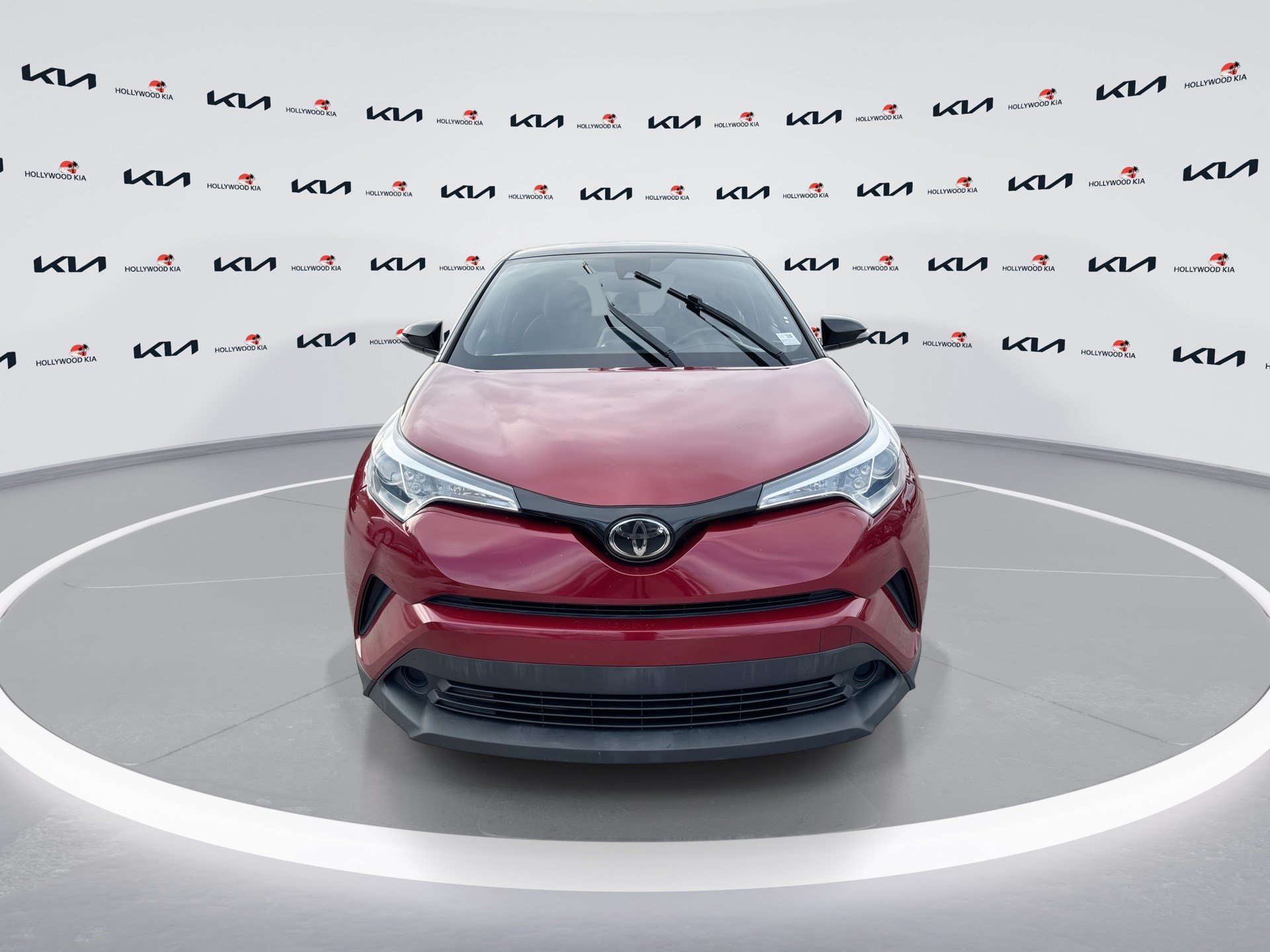Used 2019 Toyota C-HR XLE FWD image 3