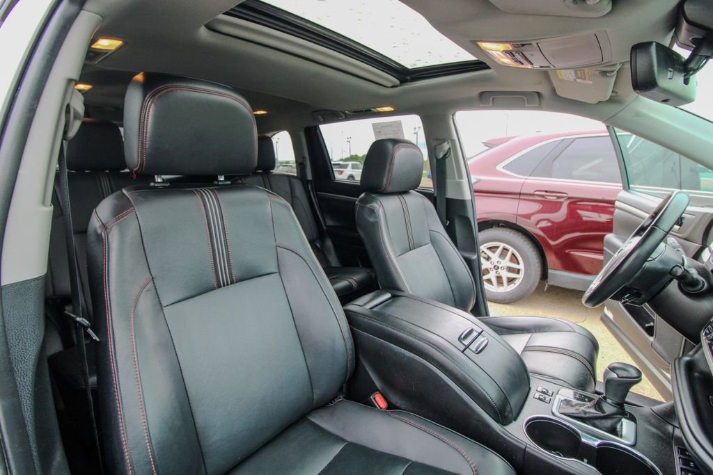 Used 2019 Toyota Highlander SE w/ Nightshade Edition AWD/4WD image 21