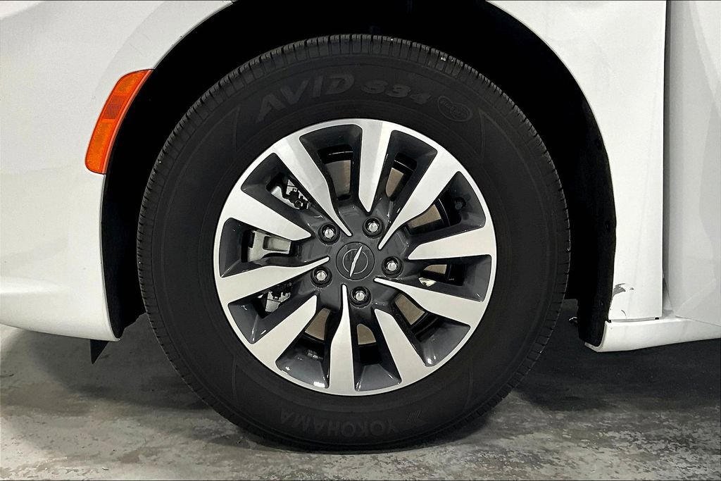 Used 2024 Chrysler Pacifica Select image 10