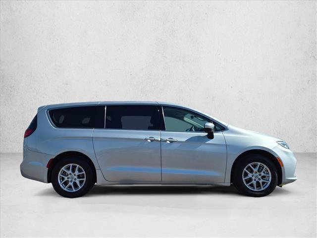 Used 2023 Chrysler Pacifica Touring-L FWD video 4