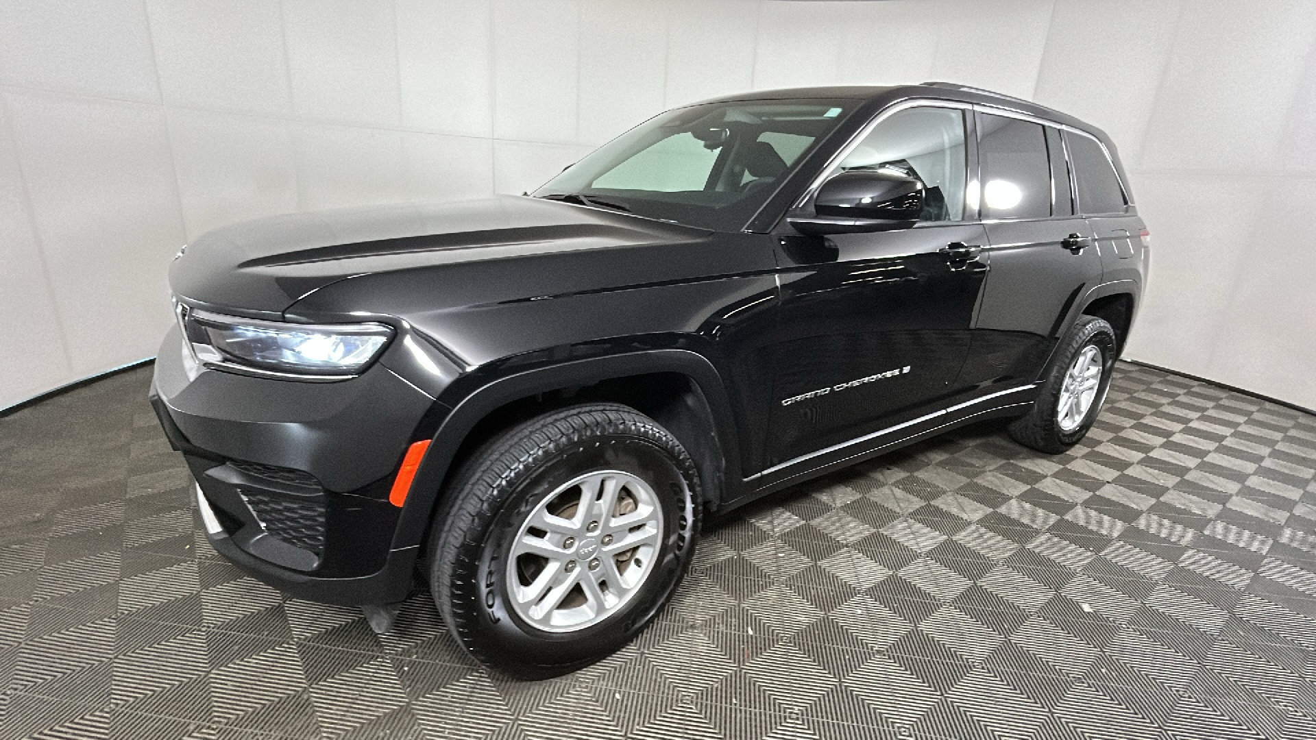 Used 2023 Jeep Grand Cherokee Laredo w/ Luxury Tech Group I AWD/4WD image 8