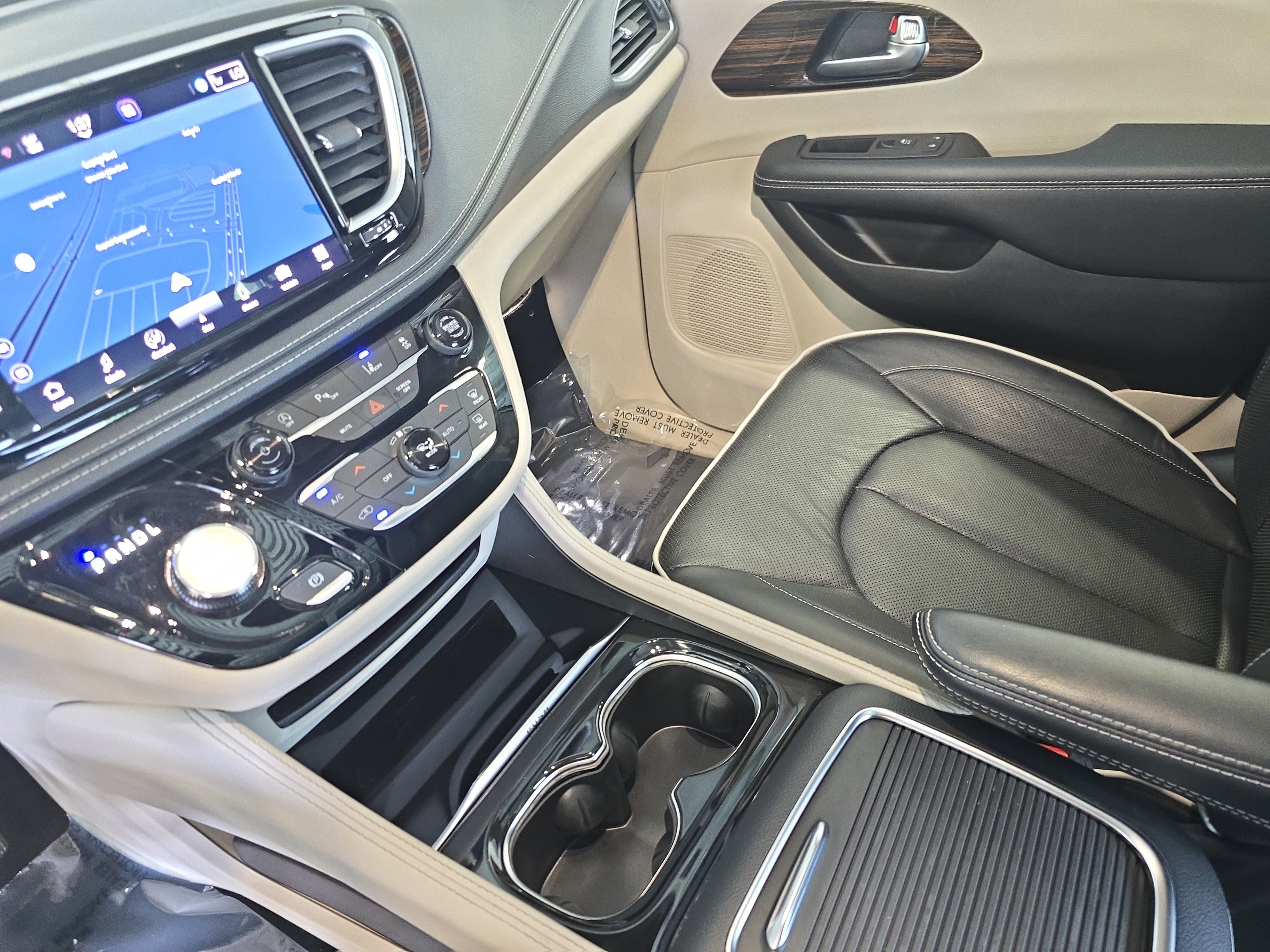 Used 2023 Chrysler Pacifica Limited FWD image 22