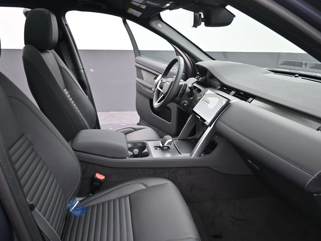 Used 2025 Land Rover Discovery Sport Dynamic SE image 5