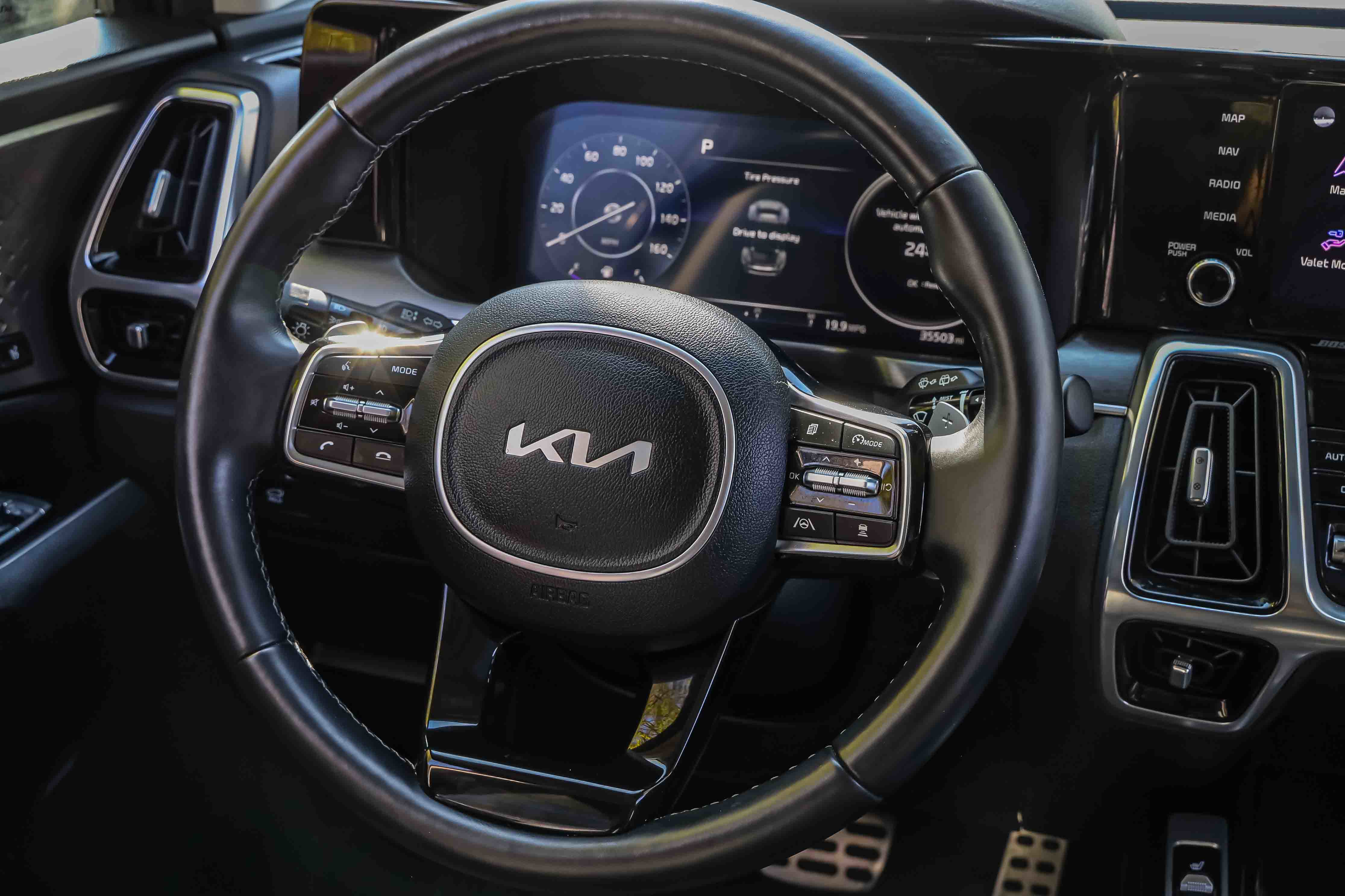 Certified 2023 Kia Sorento SX image 9