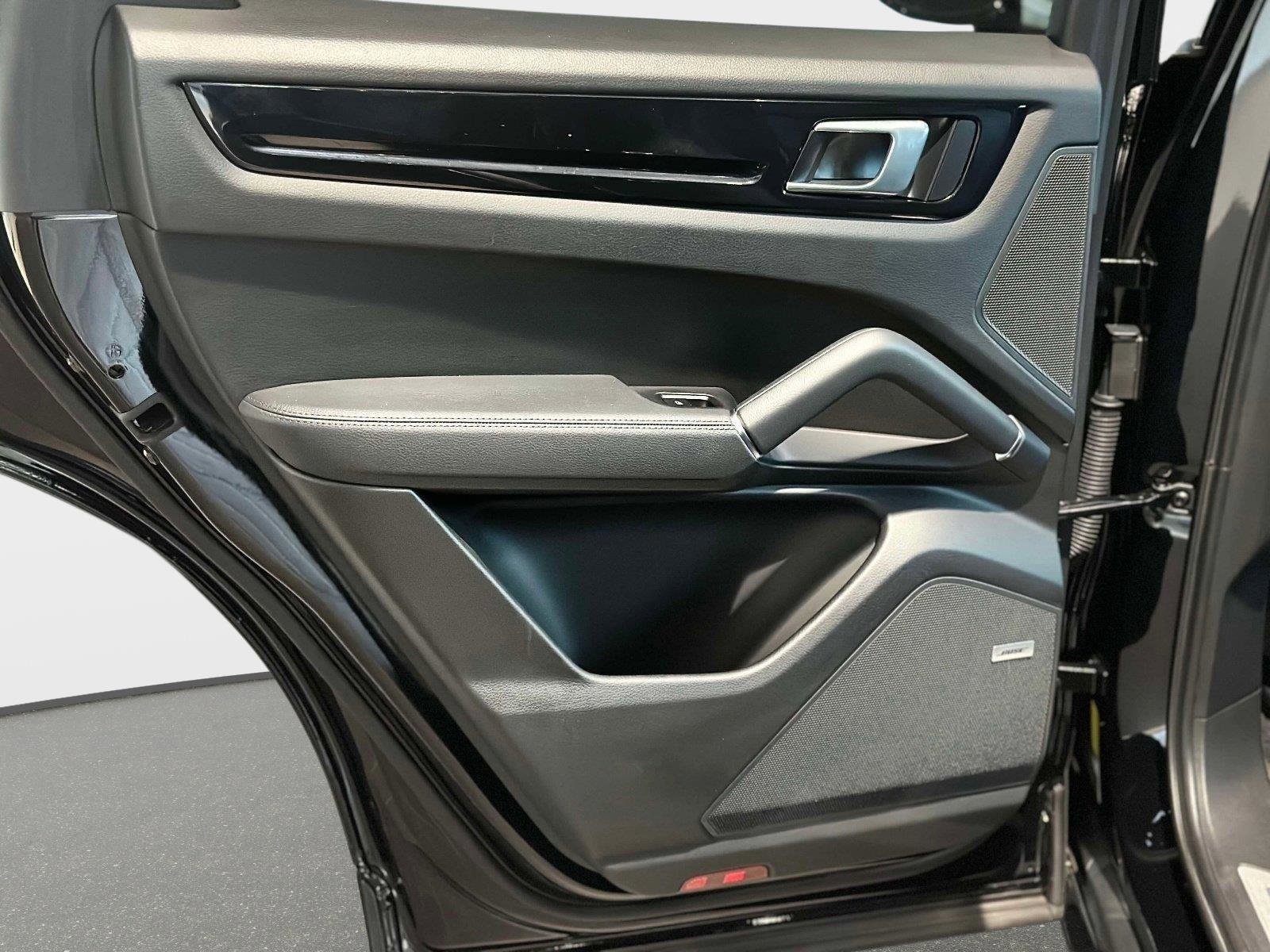 Used 2022 Porsche Cayenne image 14