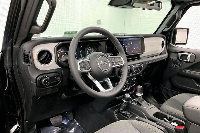 Used 2026 Jeep Wrangler Unlimited Sahara AWD/4WD image 17