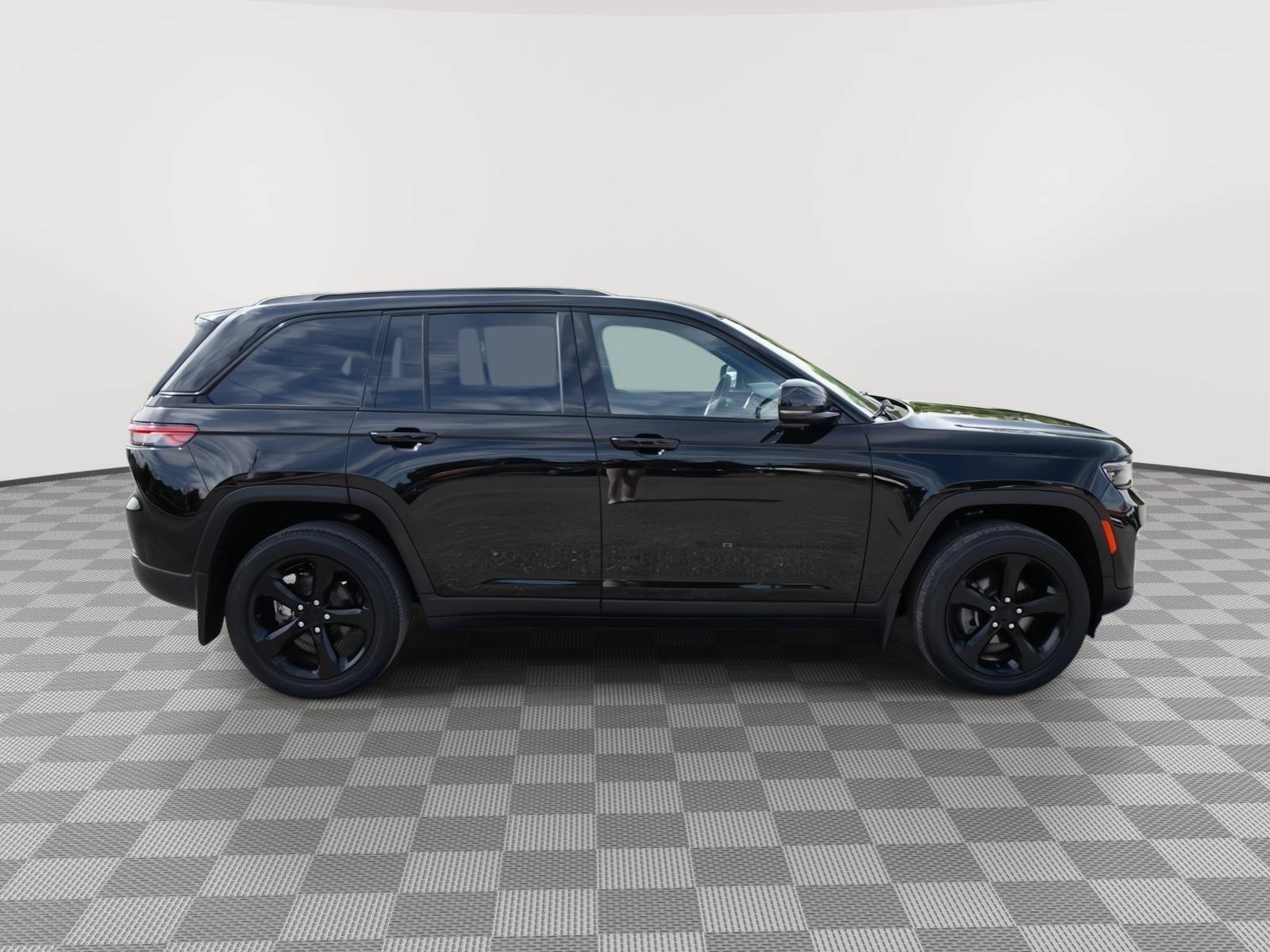 Used 2023 Jeep Grand Cherokee Altitude AWD/4WD image 4