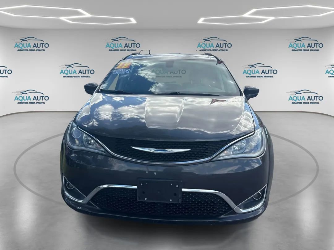 Used 2018 Chrysler Pacifica Touring-L image 2