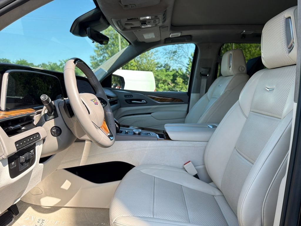 Certified 2024 Cadillac Escalade ESV Sport Platinum w/ LPO, ONYX Package AWD/4WD image 3