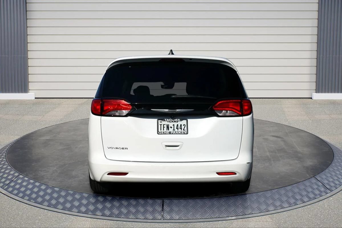 Used 2023 Chrysler Voyager LX FWD image 6