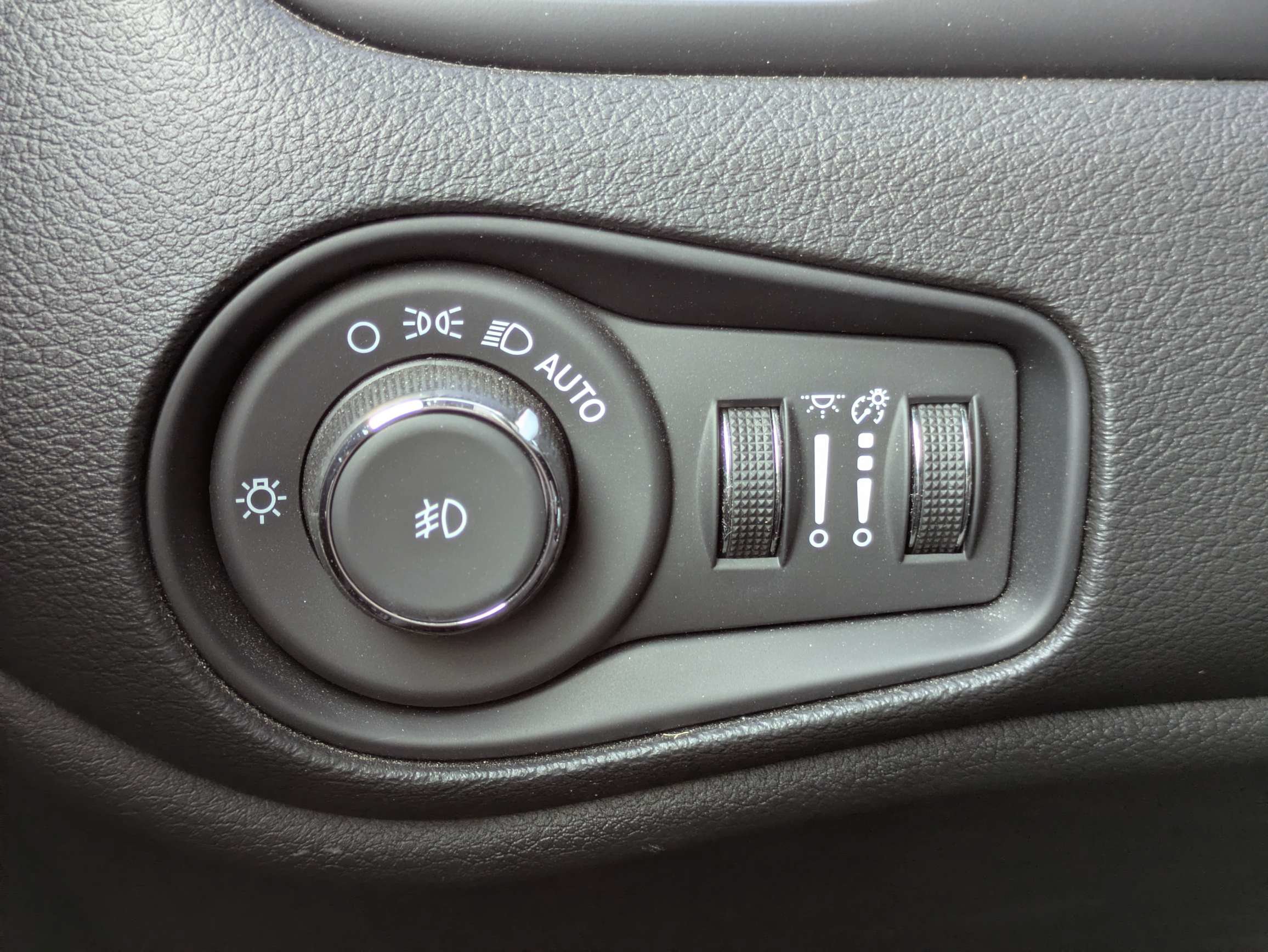 Used 2023 Jeep Renegade Trailhawk w/ Sun/Sound Group AWD/4WD image 15