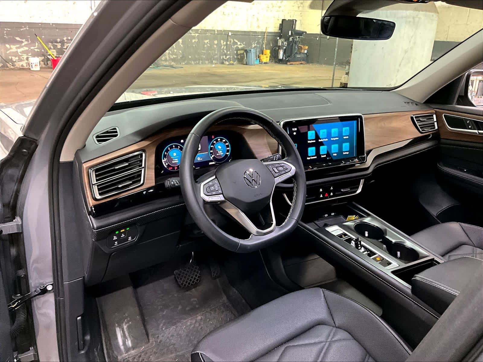 Used 2024 Volkswagen Atlas SE AWD/4WD image 16