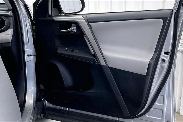 Used 2018 Toyota RAV4 XLE AWD/4WD image 22