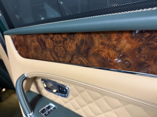 Used 2017 Bentley Bentayga AWD/4WD image 18