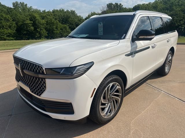 Used 2026 Lincoln Navigator Reserve AWD/4WD image 2