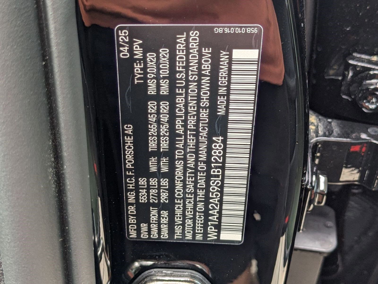 Certified 2025 Porsche Macan AWD/4WD image 30