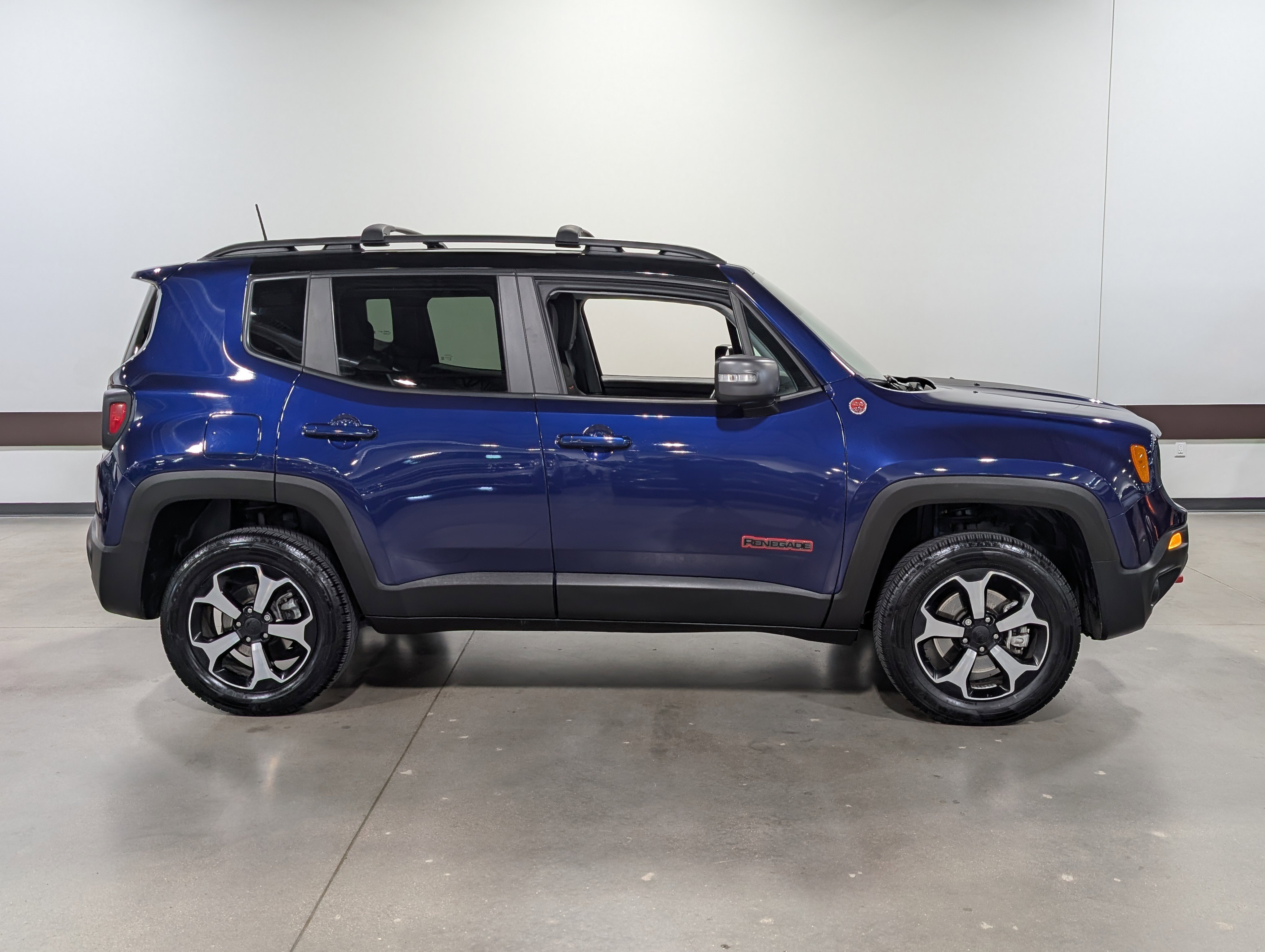 Used 2021 Jeep Renegade Trailhawk image 2