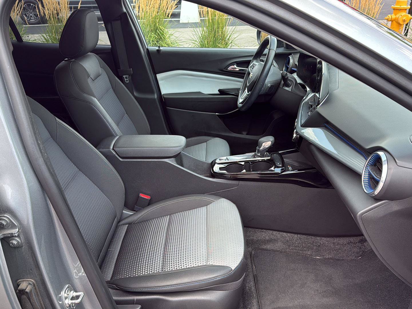 Used 2024 Chevrolet Trax LT w/ Sunroof Package FWD image 12
