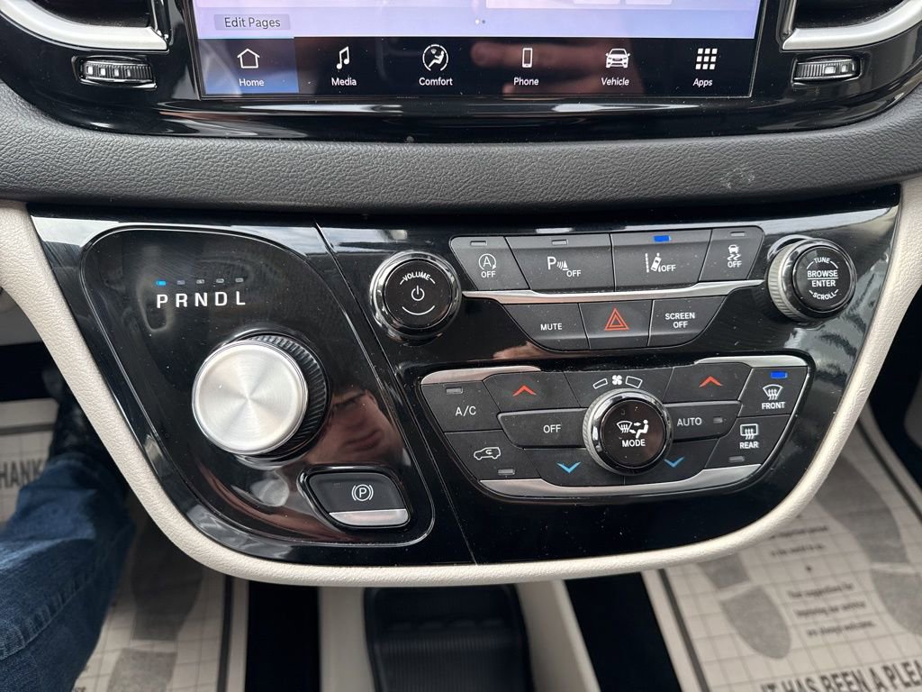 Used 2024 Chrysler Pacifica Touring-L image 43