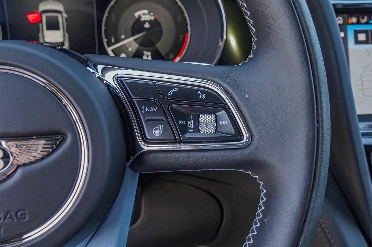 Used 2023 Bentley Bentayga image 23