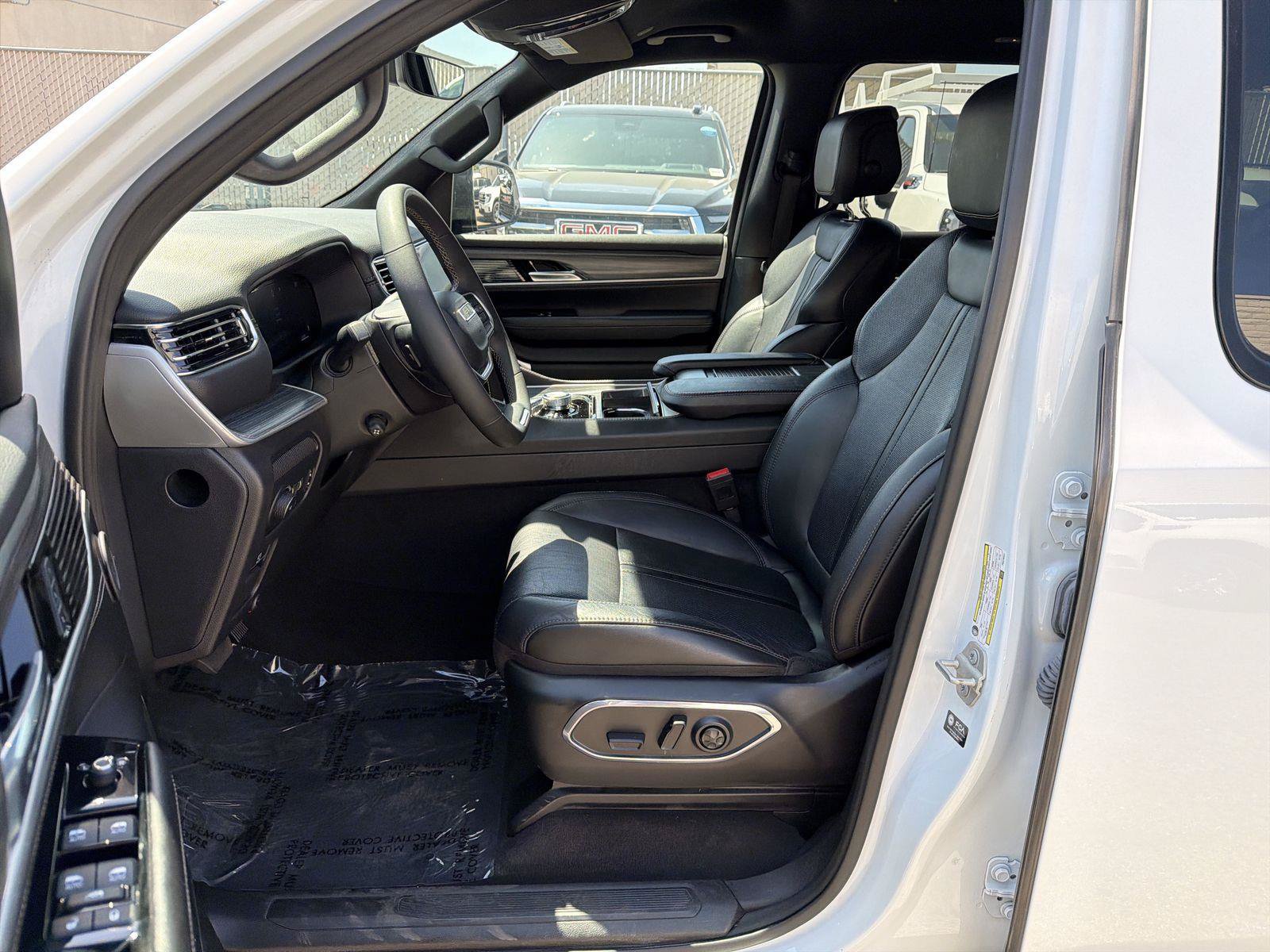 Used 2023 Jeep Wagoneer L Series II AWD/4WD image 18